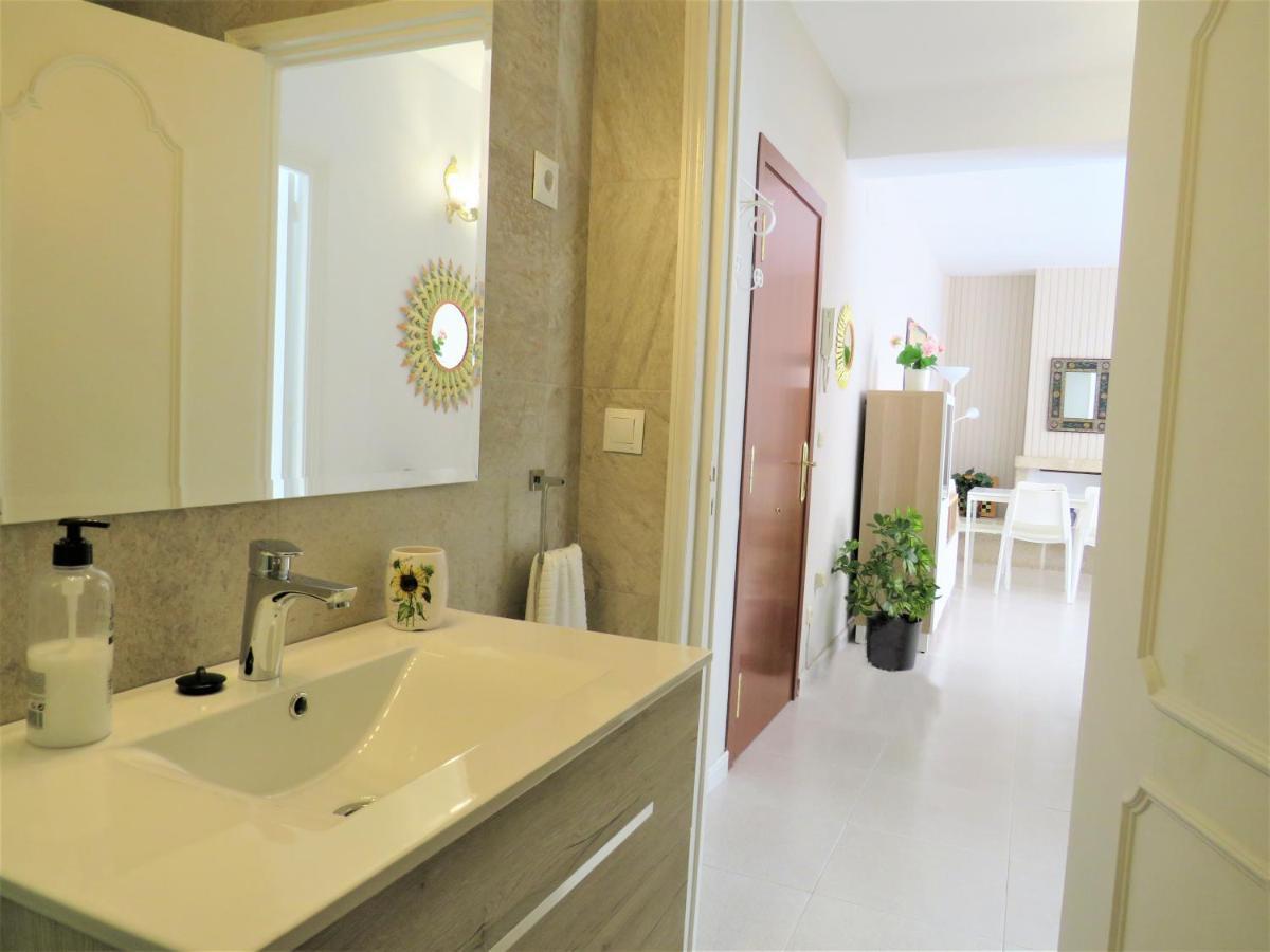 Elizabeth Beach Apartment With Seaviews! 토레몰리노스 외부 사진